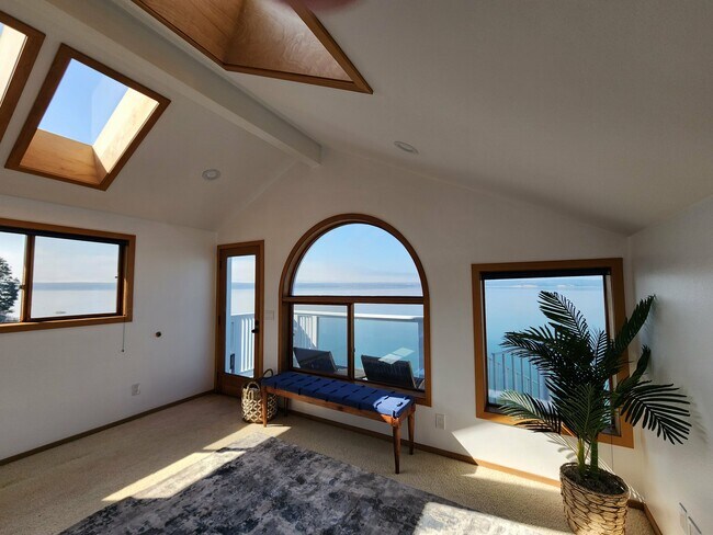 Building Photo - 19118 Soundview Dr NW