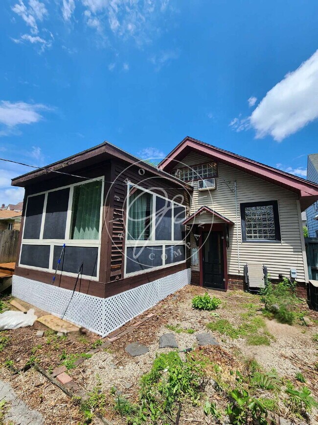 Building Photo - Adorable but unique 3+ bedrooms with bonus rooms! Fenced yard!