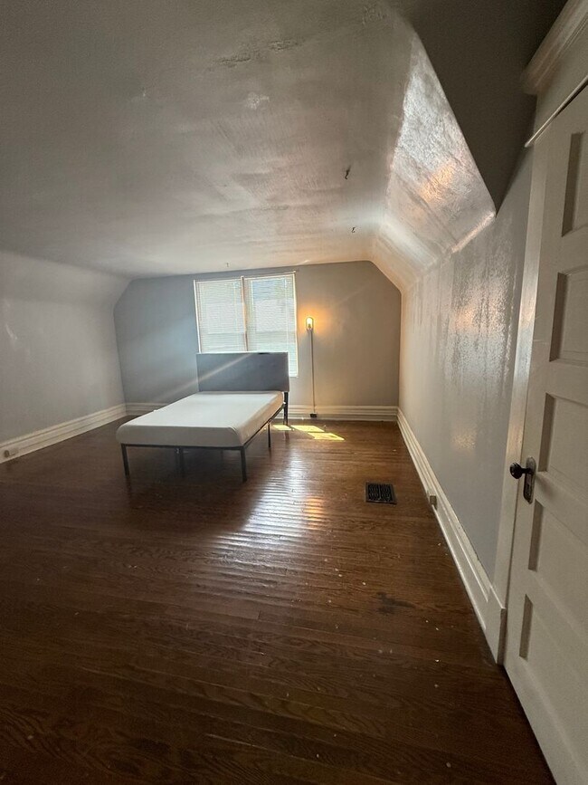 Building Photo - Large 7 bedroom, 2 bath home.