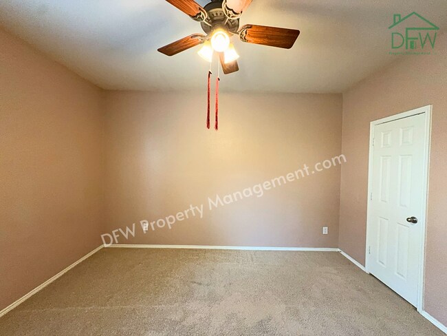 Building Photo - Elegant and Spacious 5-Bedroom Home for Lease in Fort Worth