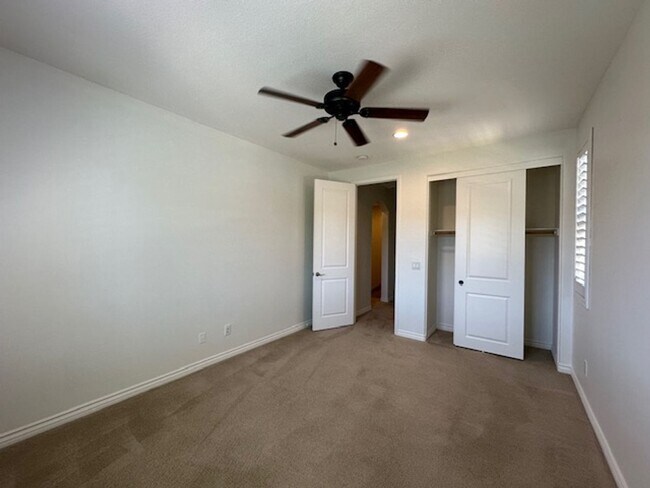 Building Photo - Stunning Executive home with loads of cust...