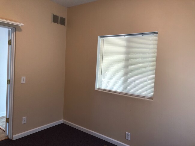 Building Photo - Spacious 4 bedroom 2 bathroom plus office ...