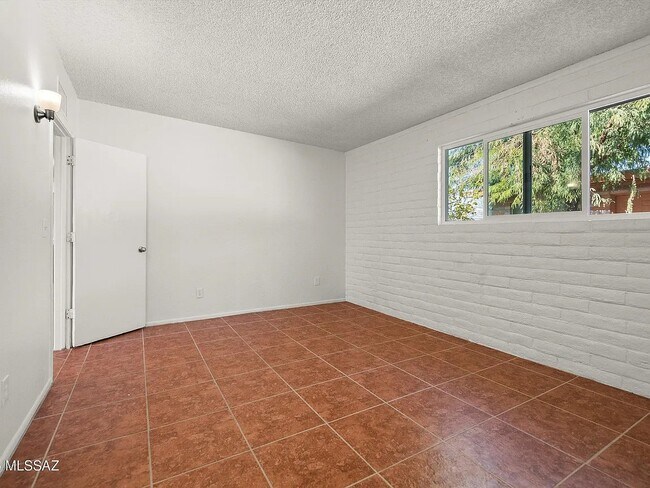 Building Photo - 1408-1410 N Hualpai Rd