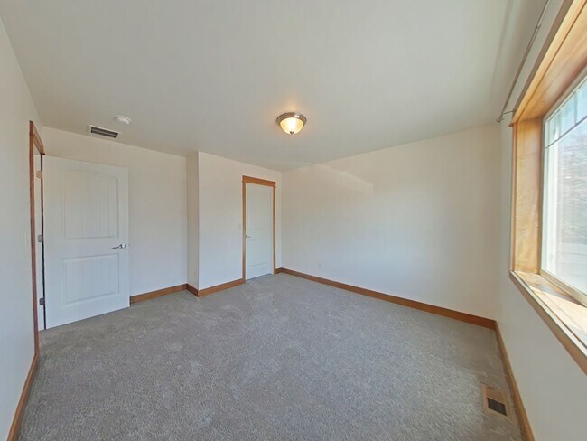 Building Photo - Beautiful 3 bedroom, 2 1/2 bathroom, townhouse with attached garage!