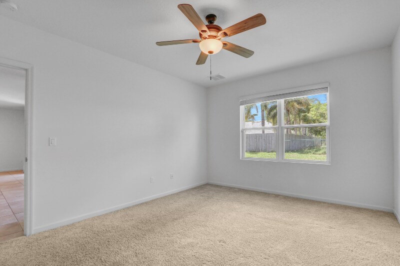 Building Photo - 2550 SE Rock Springs Dr