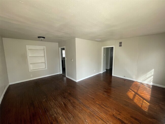 Building Photo - 6139 Belcrest St