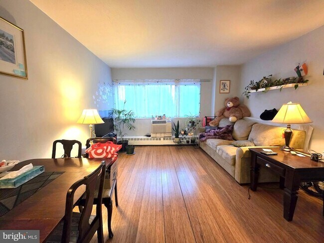 Building Photo - 2101-17-2117 Chestnut St