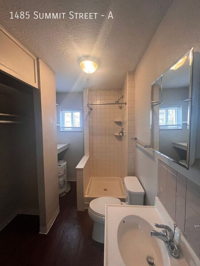 Building Photo - 1485 Summit St