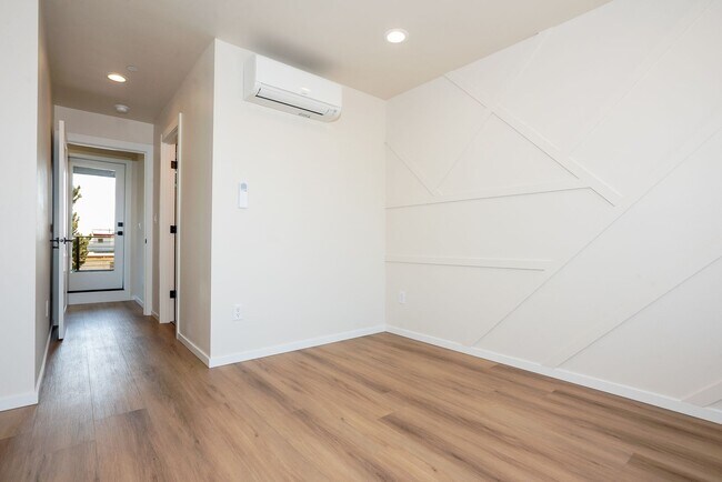 Building Photo - New Modern Ballard Townhouse | 3BR/2BA | Private Patio & Backyard