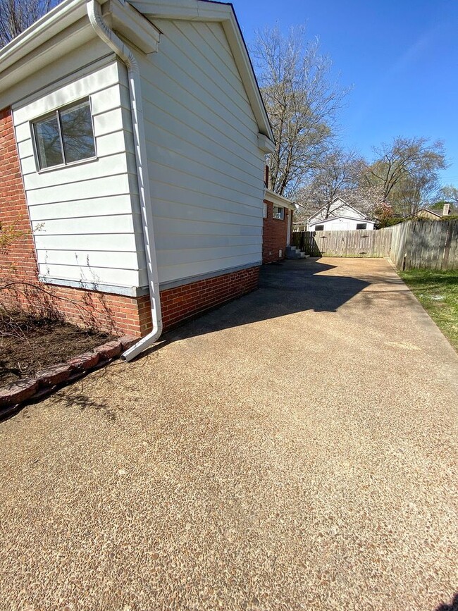 Building Photo - 3 bed, 2 bath in High Point Terrace with g...