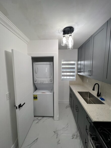 Building Photo - 4250 SW 67th Ave