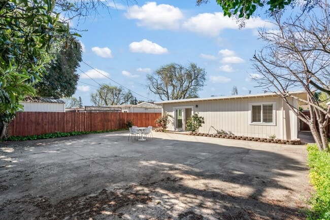 Building Photo - Move-In Ready Gem with Convenient Location