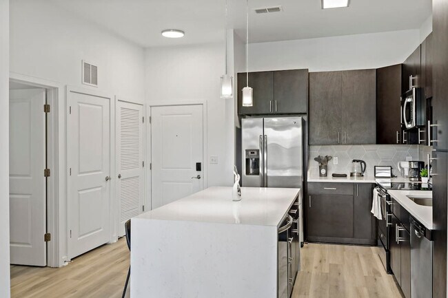 Building Photo - 205 S Kings Dr