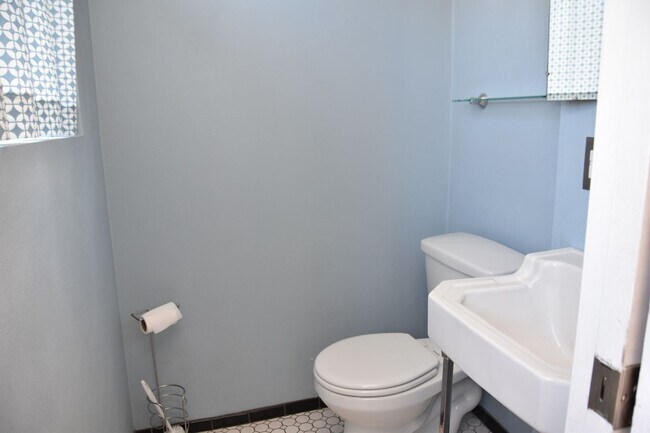 Building Photo - 3 Bedroom 1.5 Bath Hilltop 2 Story Home