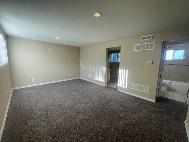 Building Photo - 2 Bed 1 Bath in East Denver Available NOW!