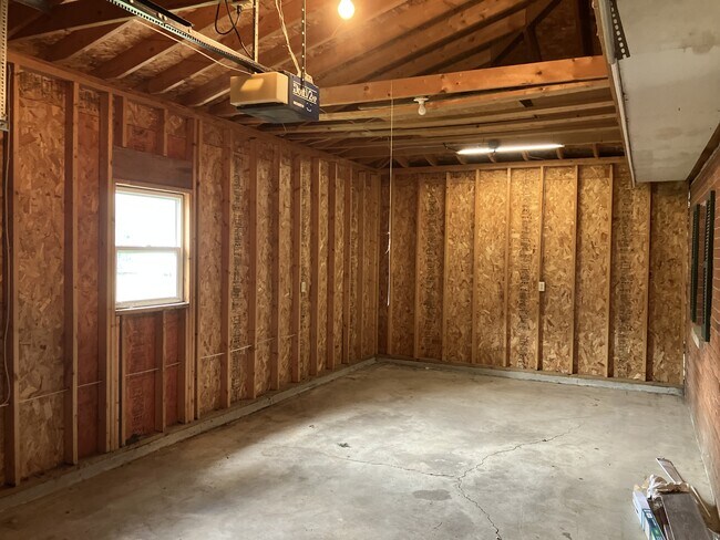 Building Photo - 508 E Buckner St