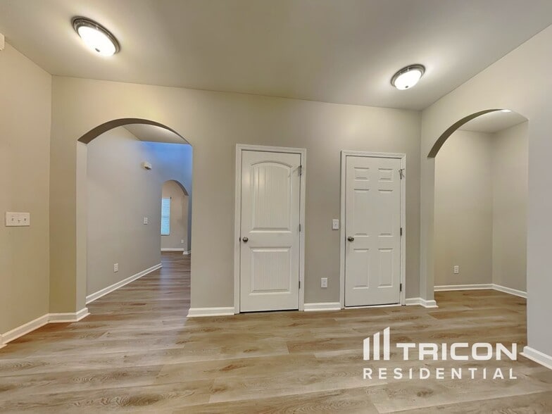 Building Photo - 452 Shady Glen