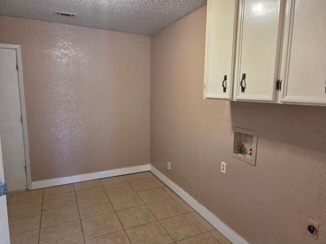 Building Photo - 801 Cagle Ln