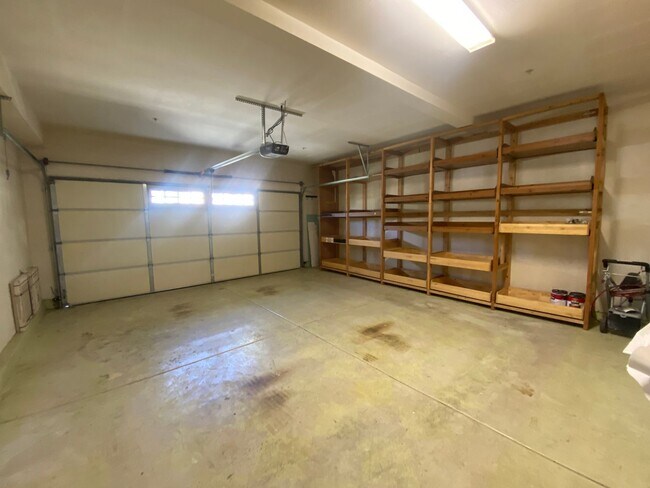 Building Photo - 2 story 4 Bedroom Home located in Amber Woods Community