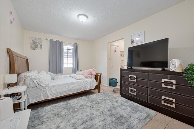 Building Photo - 12223 Sharpview Dr