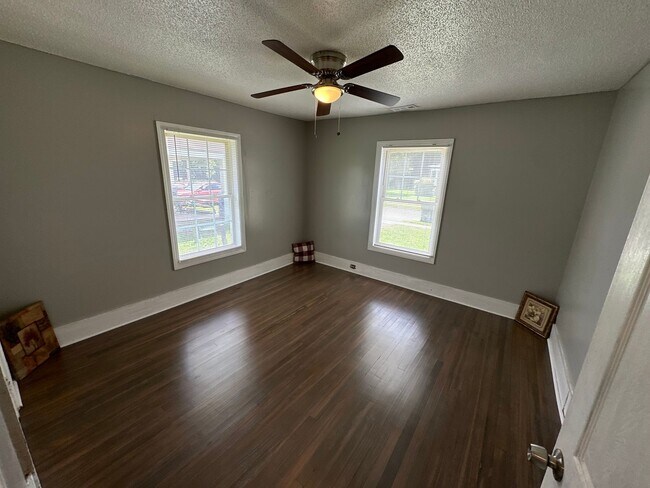 Building Photo - 3 Bed/ 1 Bath and move-in ready! www.PMCoreUSA.com submit guest card for showings!