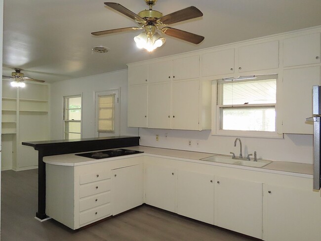 Building Photo - Lindale ISD, Spacious 3 Bedroom, 1 Bath House