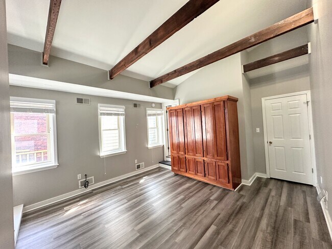 Building Photo - 2221 Jane St