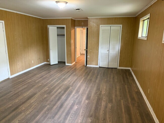 Building Photo - Spacious 3 Bedroom Home