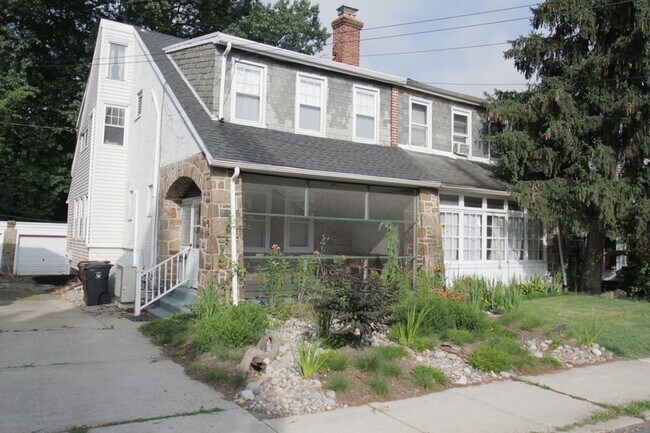 Building Photo - 804 W 21st St
