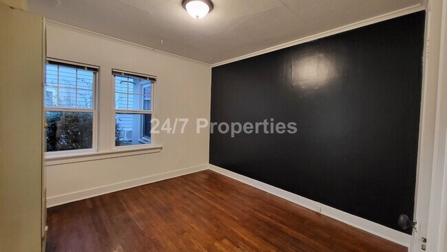 Building Photo - Large 1BD I 1BA Unit - Hawthorne Belmont!