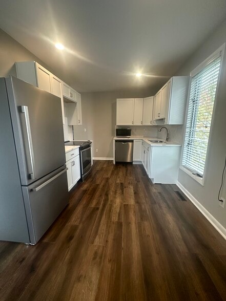 Building Photo - 720 Main St