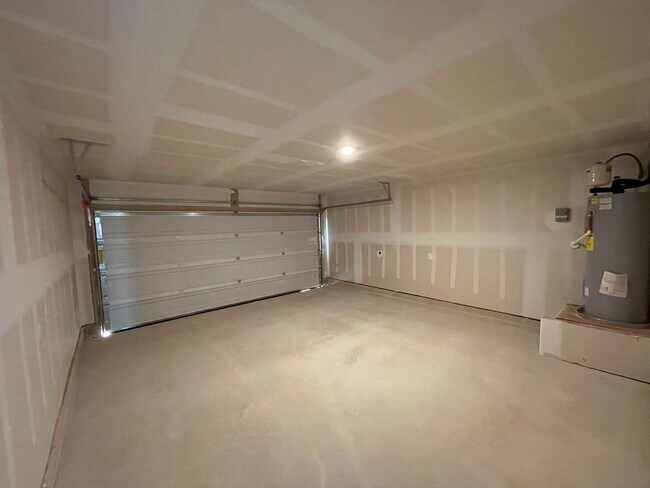Building Photo - Like-New | 3 bed/2 bath | 1-story | No Carpet | Wonderful Amenities |On Golf Course in Mission De...