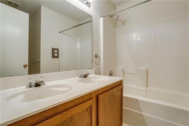 Building Photo - 2620 Clear Brook Dr