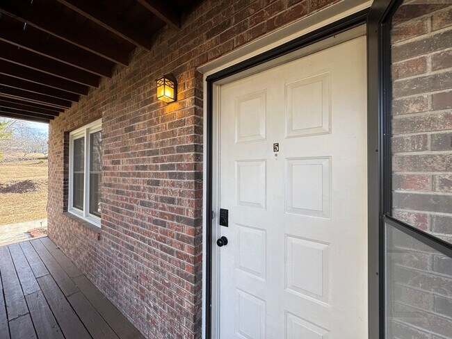 Building Photo - Ground level apartment with washer and dryer included!