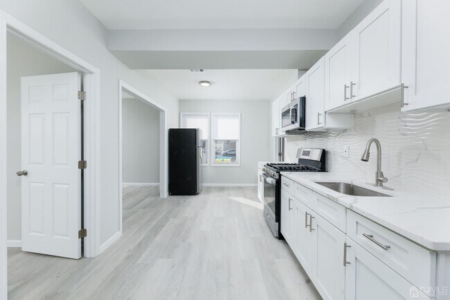 Building Photo - 8 E Green St