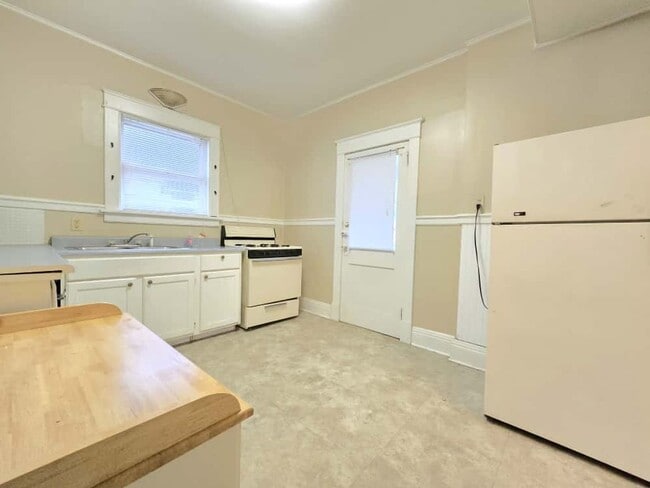 Building Photo - 218 E Navarre St