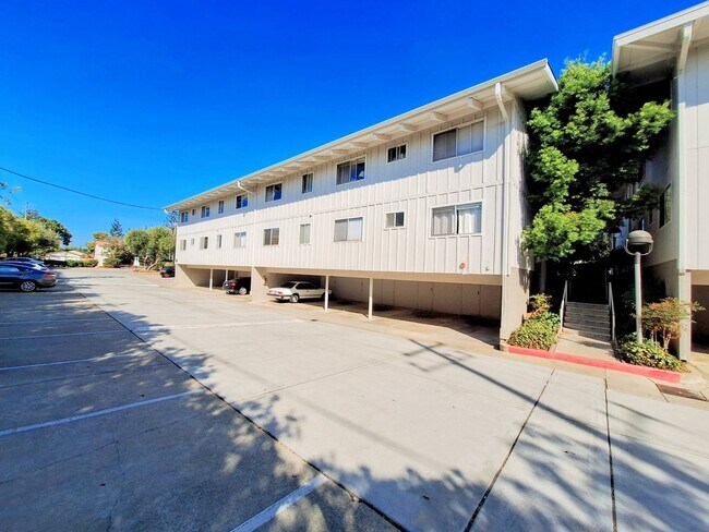 Building Photo - Spacious Second Floor 1bd Condo in Great P...