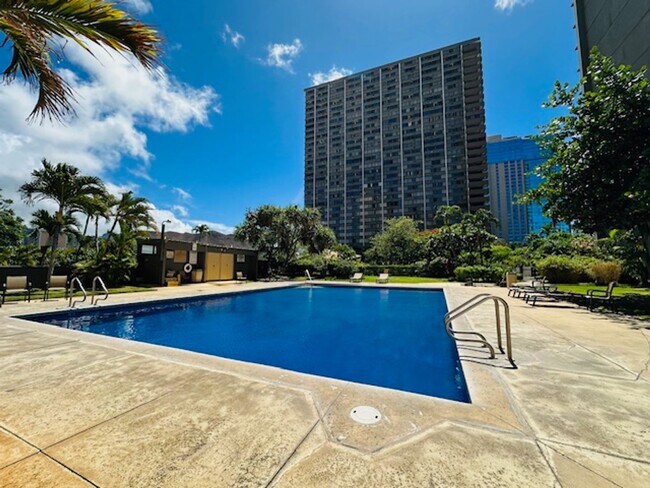 Building Photo - 1 Bedroom, 1 Bathroom, 1 Parking (Kukui Pl...
