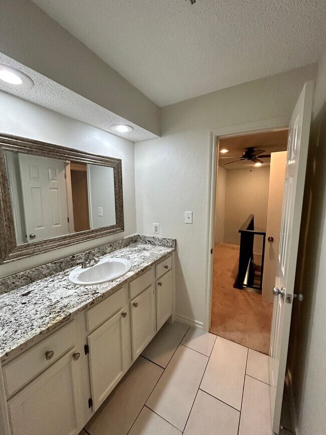 Building Photo - Gorgeous and spacious condo in a quiet and convenient location!