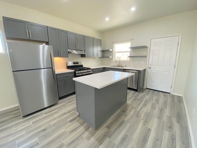 Building Photo - 8702 De Alva Dr