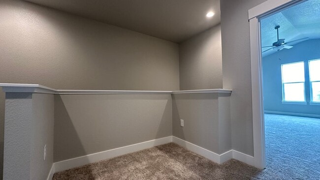 Building Photo - Great Townhouse in Windsor