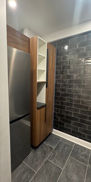 Building Photo - 140 E 56th St