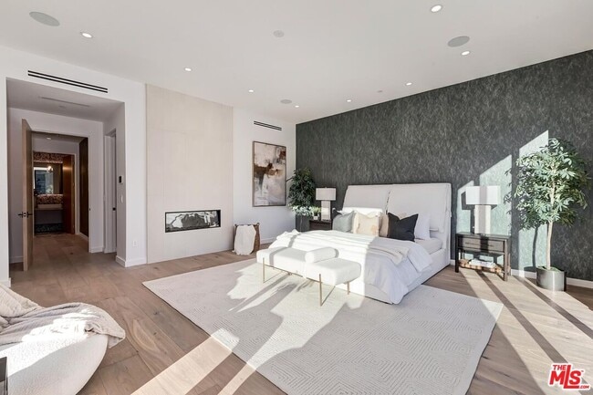 Building Photo - 16879 Mooncrest Dr