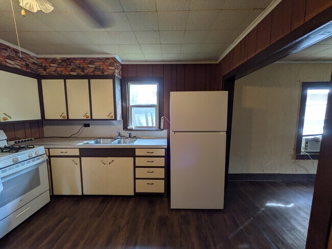 Building Photo - 405 S Skaggs Rd