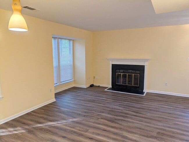 Building Photo - Cozy & Lifestyle-Oriented