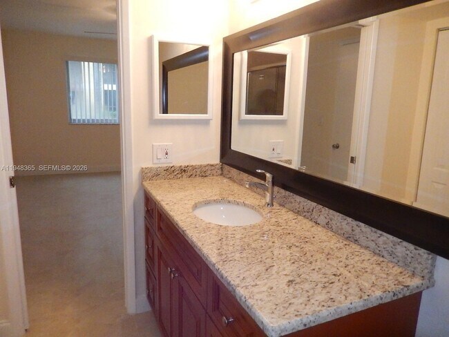 Building Photo - 3017 N Oakland Forest Dr