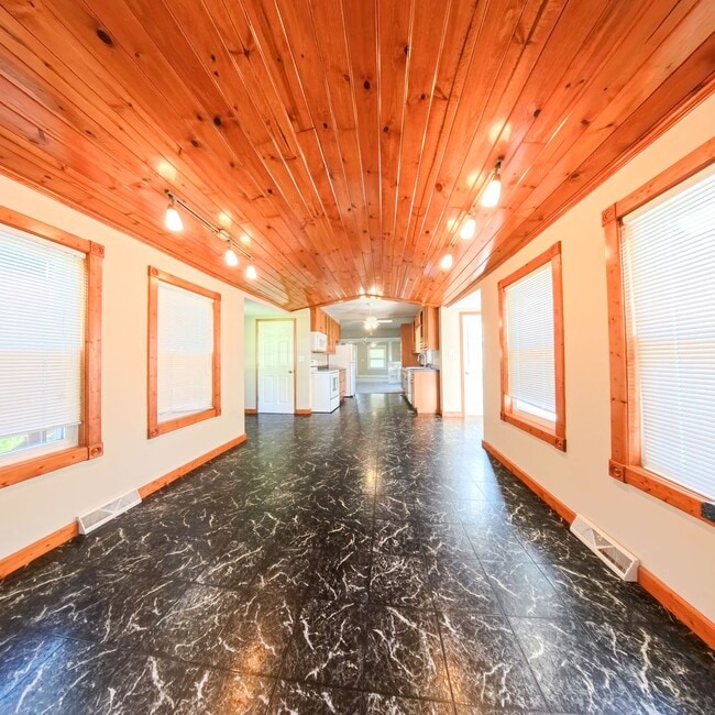 Building Photo - Newly updated 3 bedroom 2 bathroom home