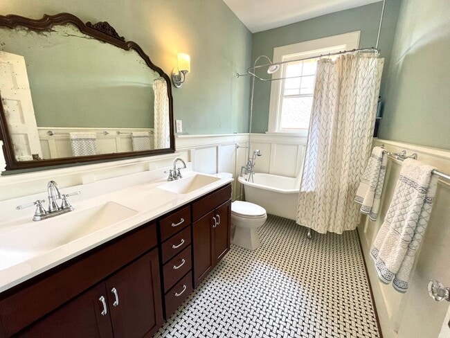 Building Photo - Charming 3-Bedroom Home in the Heart of Ol...