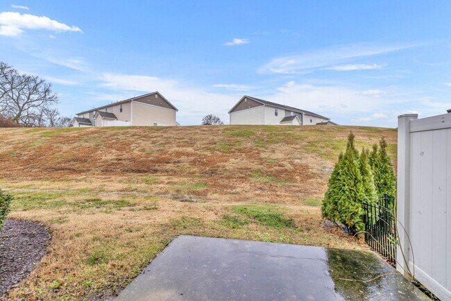 Building Photo - Move-in Ready Townhome in heart of Spring Hill