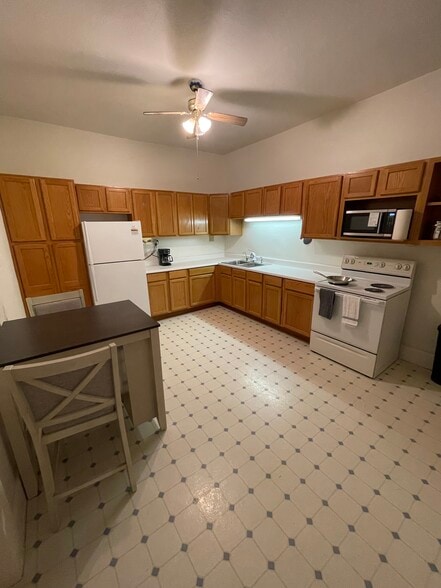 Building Photo - 106 N Main St